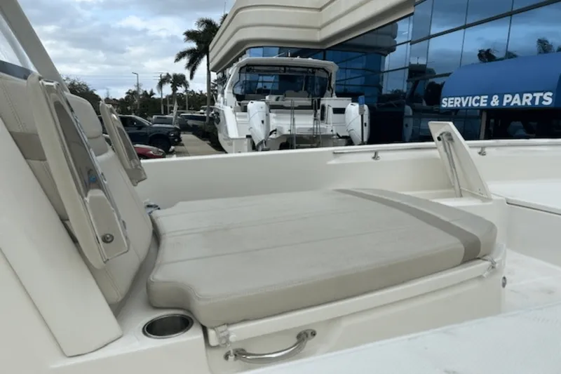 Slide: The Image of Boston Whaler 250 DAUNTLESS 2022 - 12
