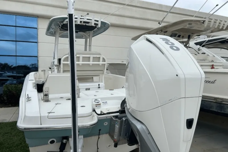 Slide: The Image of Boston Whaler 250 DAUNTLESS 2022 - 13