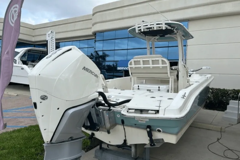 Slide: The Image of Boston Whaler 250 DAUNTLESS 2022 - 3