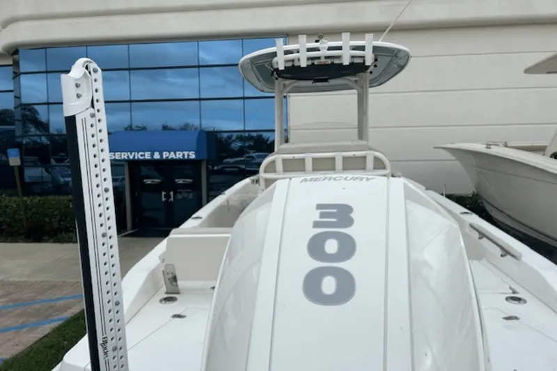 Slide: The Image of Boston Whaler 250 DAUNTLESS 2022 - 4