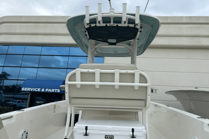 Slide: The Image of Boston Whaler 250 DAUNTLESS 2022 - 6