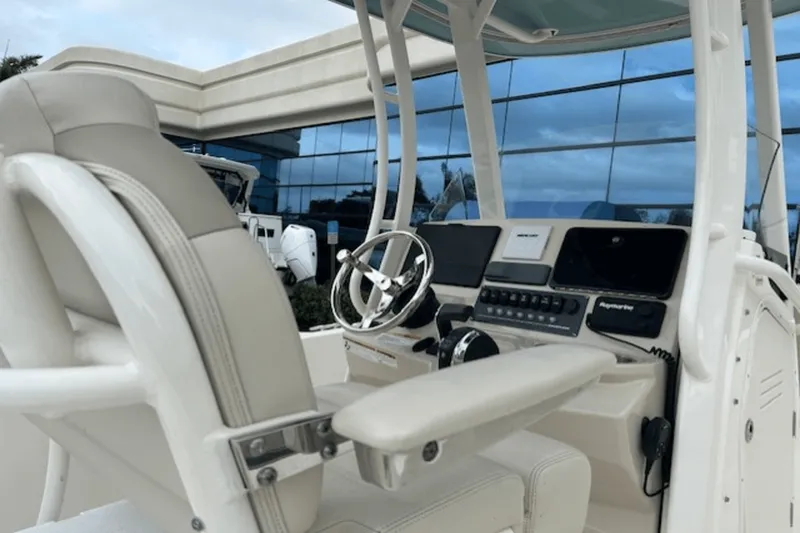 Slide: The Image of Boston Whaler 250 DAUNTLESS 2022 - 7