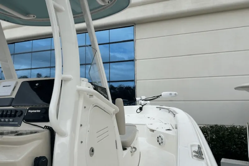 Slide: The Image of Boston Whaler 250 DAUNTLESS 2022 - 8