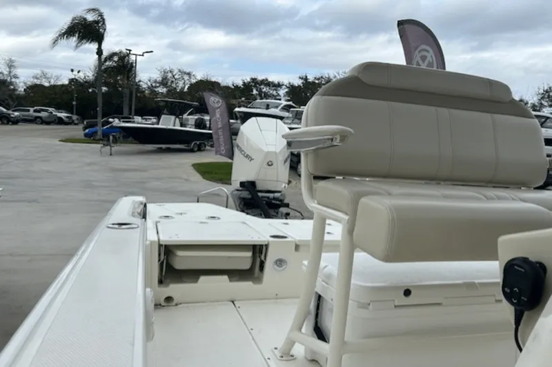 Slide: The Image of Boston Whaler 250 DAUNTLESS 2022 - 9