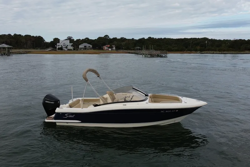 Slide: The Image of Scout 215 Dorado 2020 - 4