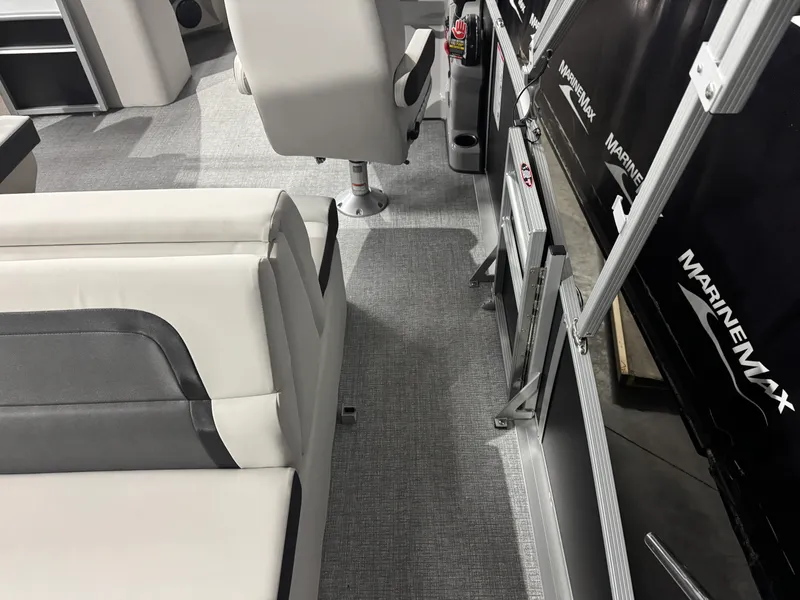 Slide: The Image of Harris Cruiser 190 2026 - 11