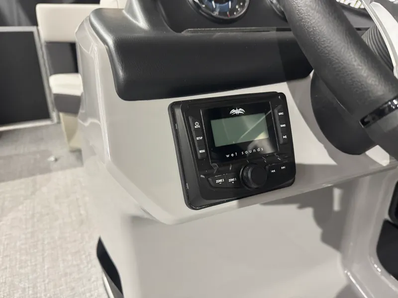 Slide: The Image of Harris Cruiser 190 2026 - 24