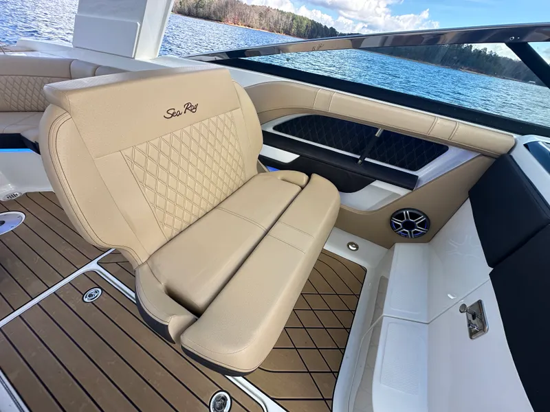 Slide: The Image of Sea Ray SLX 310 2026 - 16