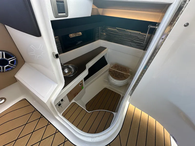 Slide: The Image of Sea Ray SLX 310 2026 - 18