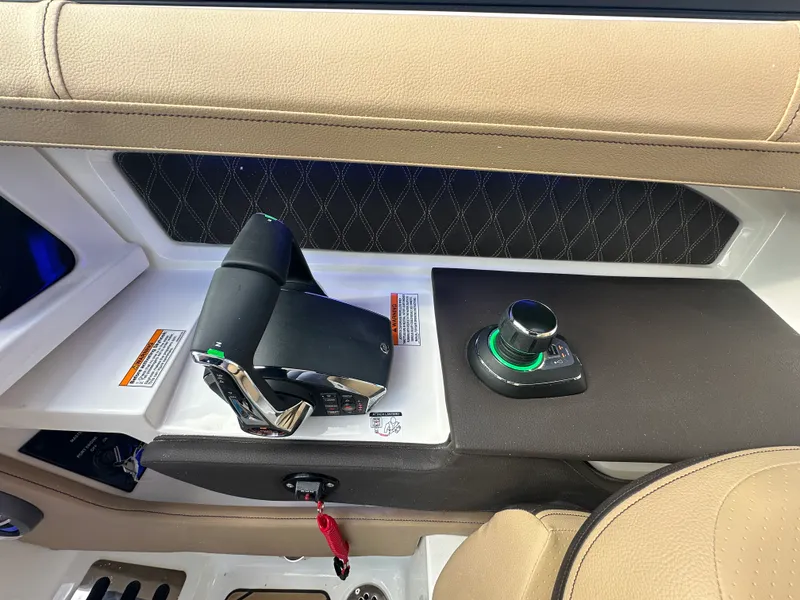 Slide: The Image of Sea Ray SLX 310 2026 - 21