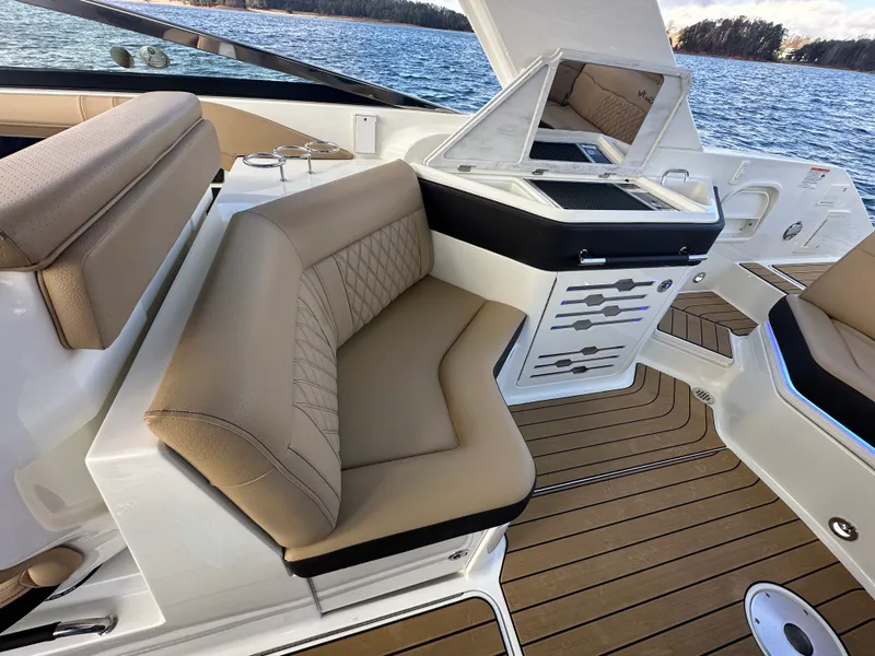 Slide: The Image of Sea Ray SLX 310 2026 - 24