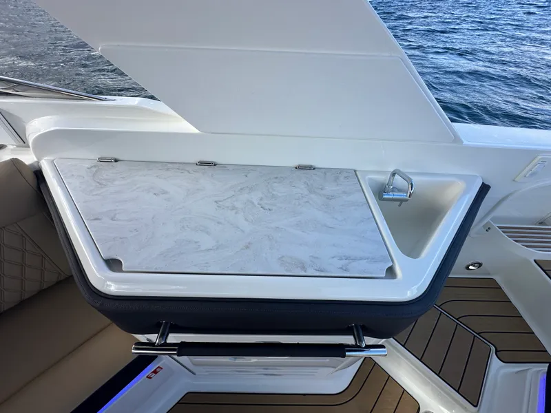 Slide: The Image of Sea Ray SLX 310 2026 - 29