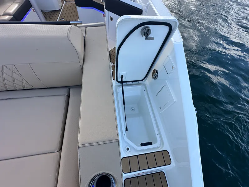 Slide: The Image of Sea Ray SLX 310 2026 - 32