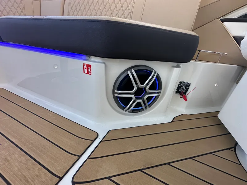 Slide: The Image of Sea Ray SLX 310 2026 - 34