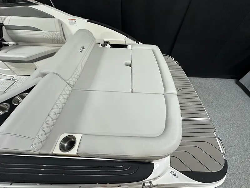Slide: The Image of Sea Ray SLX 260 2026 - 10
