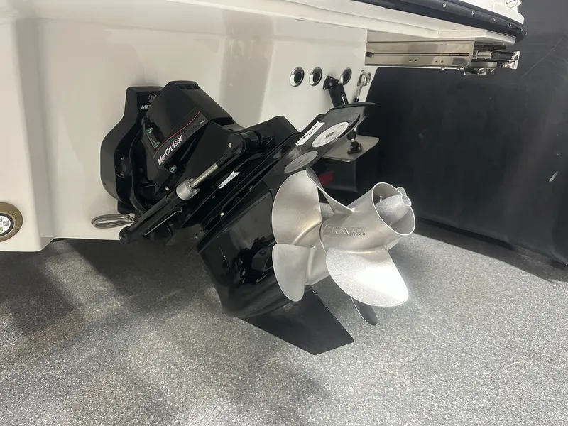 Slide: The Image of Sea Ray SLX 260 2026 - 13