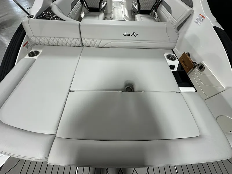 Slide: The Image of Sea Ray SLX 260 2026 - 17