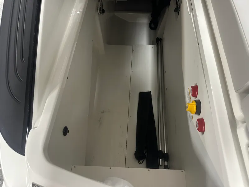 Slide: The Image of Sea Ray SLX 260 2026 - 19