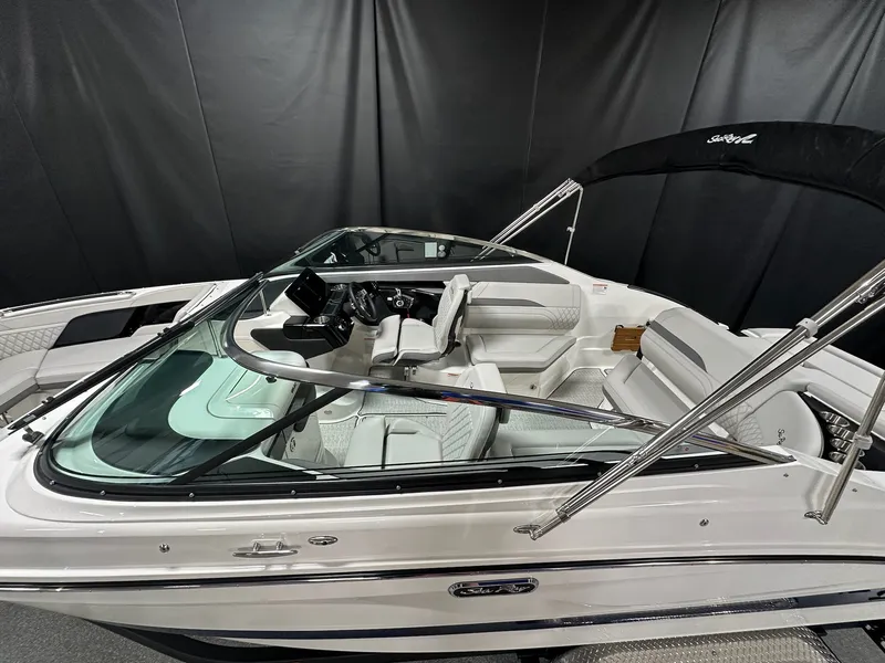 Slide: The Image of Sea Ray SLX 260 2026 - 2