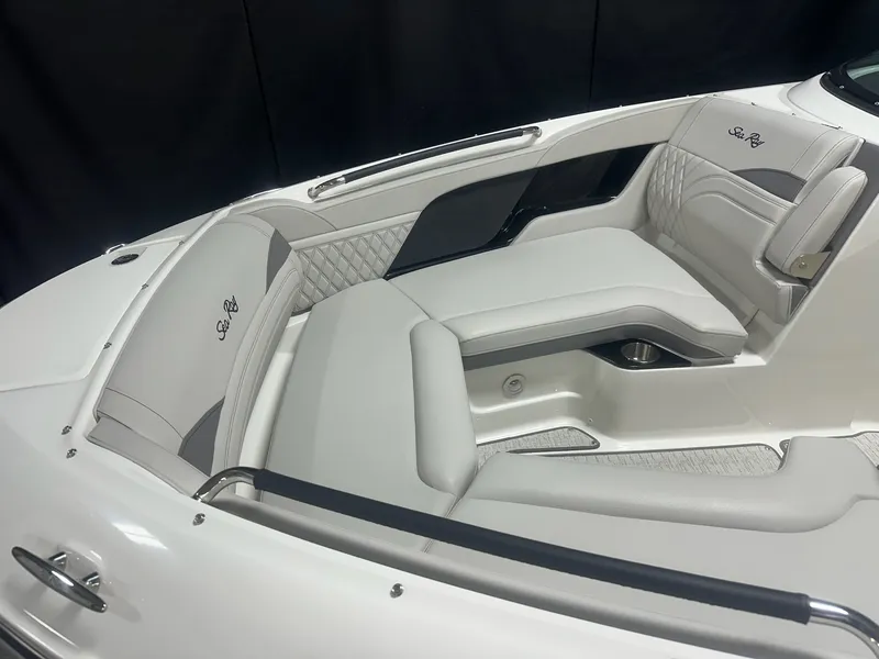 Slide: The Image of Sea Ray SLX 260 2026 - 3
