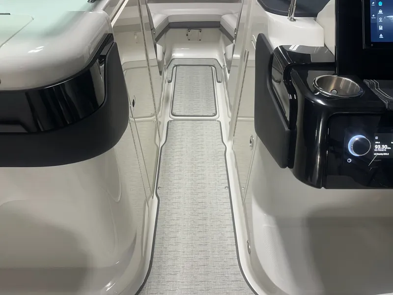 Slide: The Image of Sea Ray SLX 260 2026 - 75