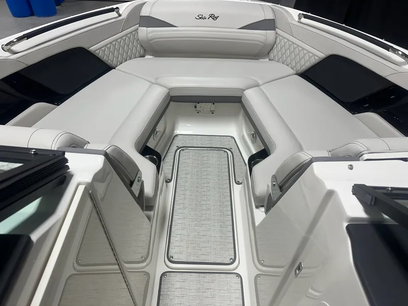 Slide: The Image of Sea Ray SLX 260 2026 - 80