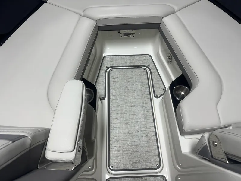Slide: The Image of Sea Ray SLX 260 2026 - 82