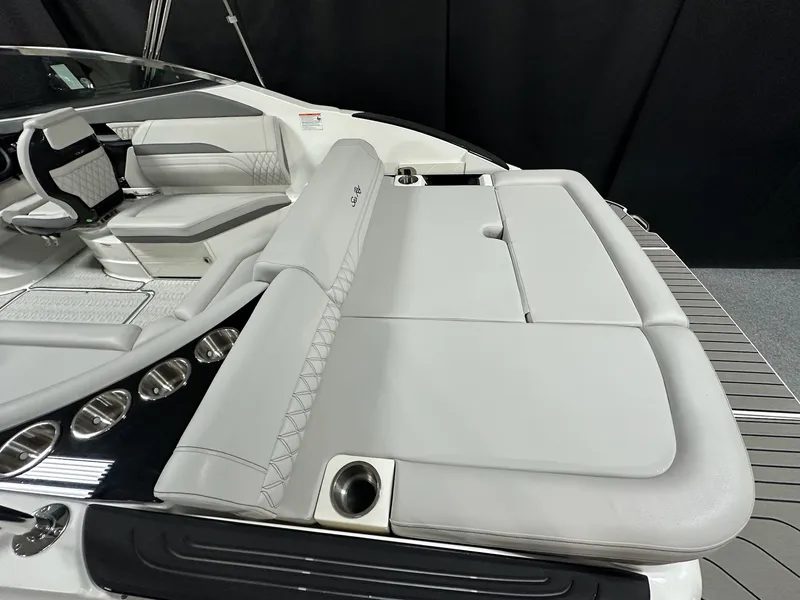 Slide: The Image of Sea Ray SLX 260 2026 - 9