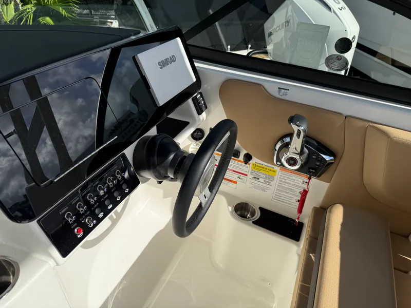 Slide: The Image of Sea Ray SDX 230 Outboard 2026 - 9