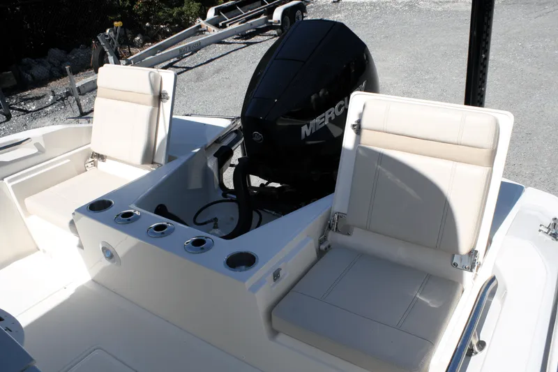 Slide: The Image of Boston Whaler 220 Dauntless 2025 - 10
