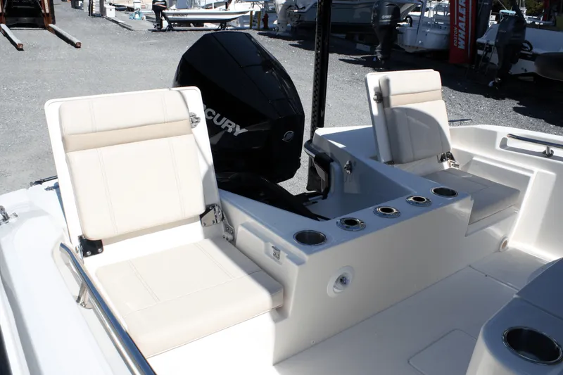 Slide: The Image of Boston Whaler 220 Dauntless 2025 - 11