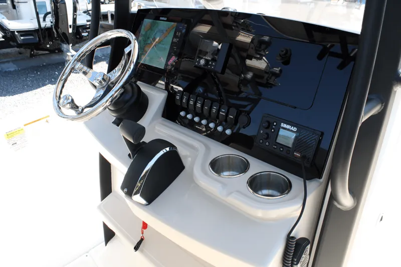 Slide: The Image of Boston Whaler 220 Dauntless 2025 - 17