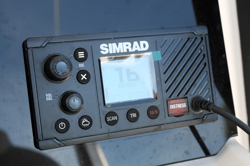 Slide: The Image of Boston Whaler 220 Dauntless 2025 - 20