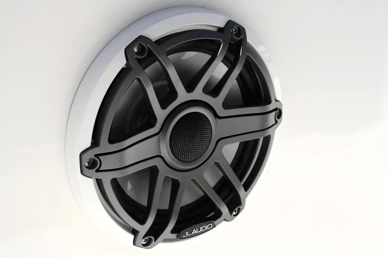 Slide: The Image of Boston Whaler 220 Dauntless 2025 - 22