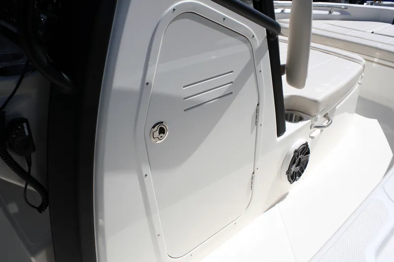 Slide: The Image of Boston Whaler 220 Dauntless 2025 - 23