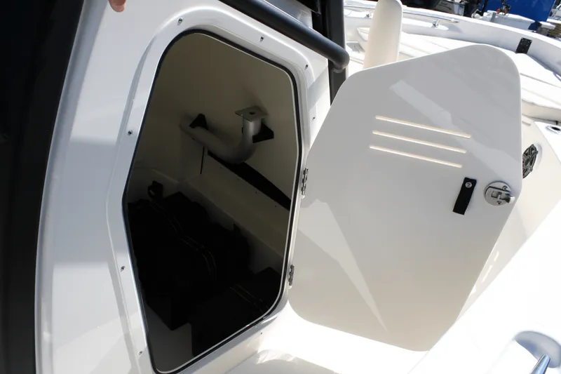 Slide: The Image of Boston Whaler 220 Dauntless 2025 - 24