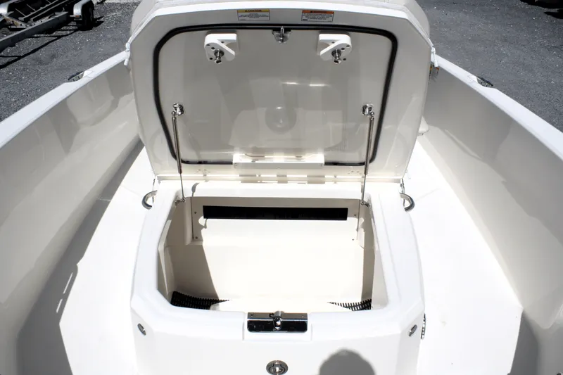 Slide: The Image of Boston Whaler 220 Dauntless 2025 - 27