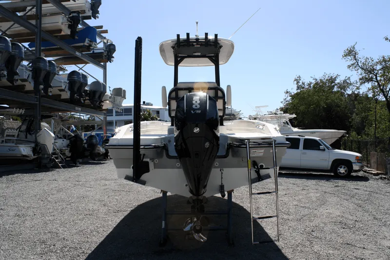 Slide: The Image of Boston Whaler 220 Dauntless 2025 - 3