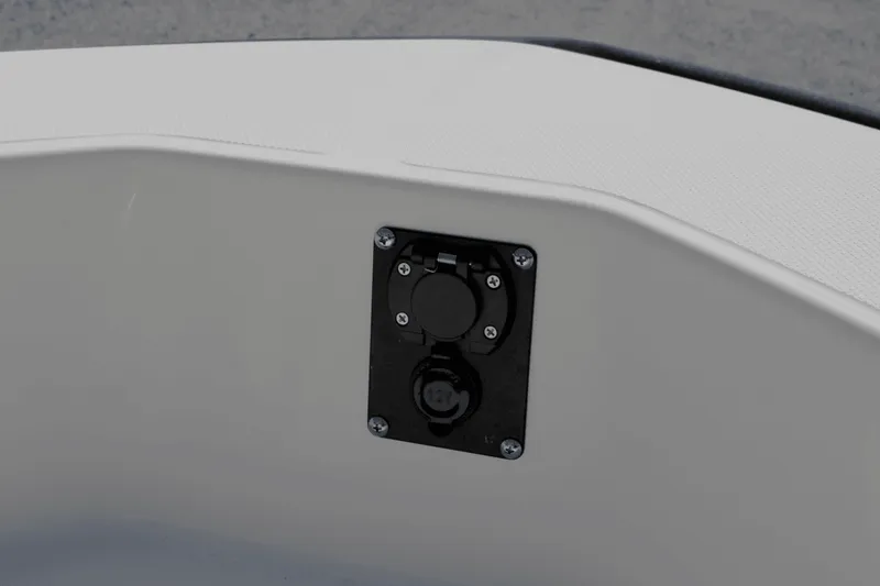 Slide: The Image of Boston Whaler 220 Dauntless 2025 - 32