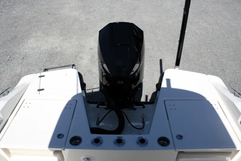 Slide: The Image of Boston Whaler 220 Dauntless 2025 - 9