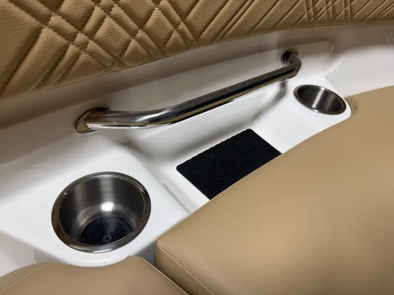 Slide: The Image of Sea Ray SDX 230 2026 - 100