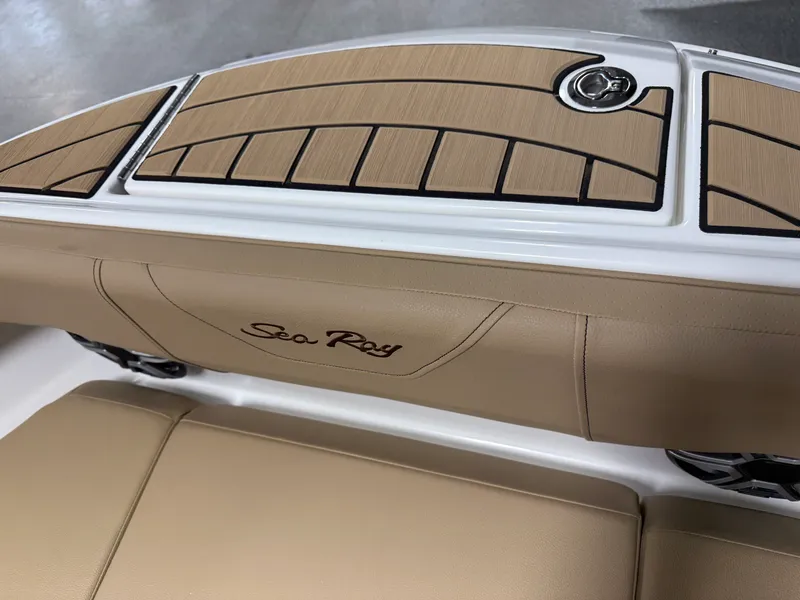 Slide: The Image of Sea Ray SDX 230 2026 - 101