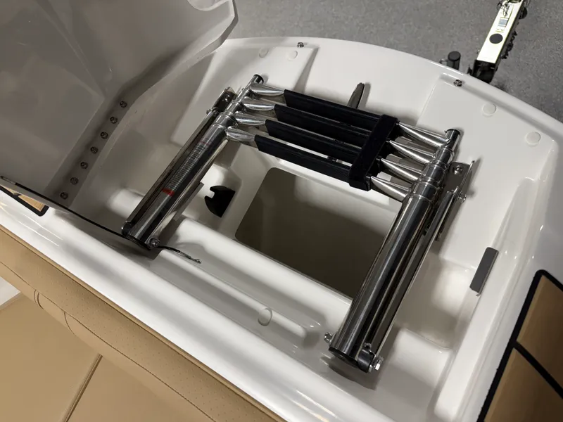 Slide: The Image of Sea Ray SDX 230 2026 - 102