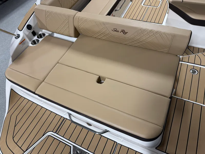 Slide: The Image of Sea Ray SDX 230 2026 - 15