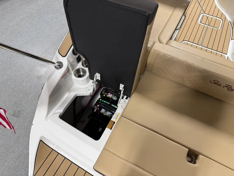 Slide: The Image of Sea Ray SDX 230 2026 - 16