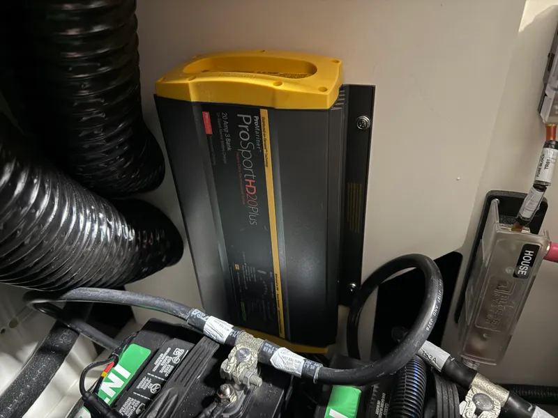 Slide: The Image of Sea Ray SDX 230 2026 - 19