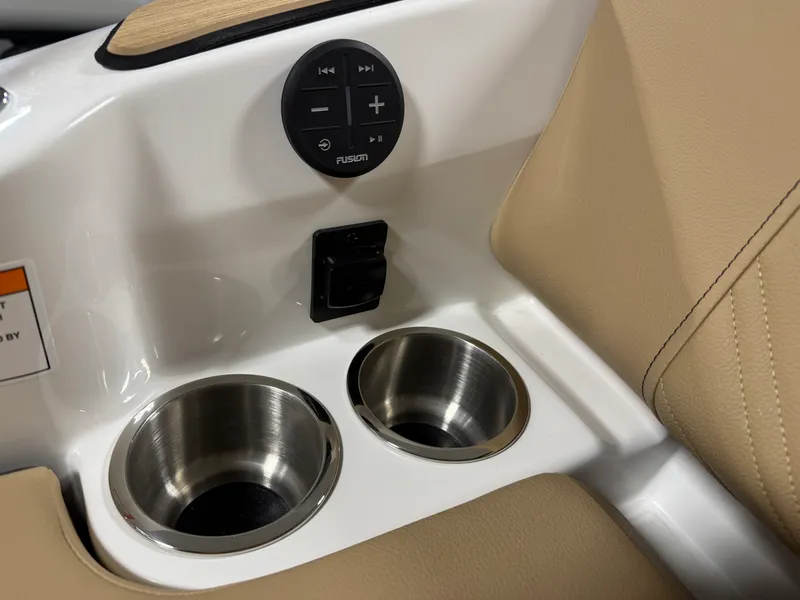 Slide: The Image of Sea Ray SDX 230 2026 - 20