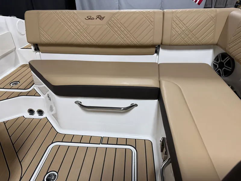 Slide: The Image of Sea Ray SDX 230 2026 - 23