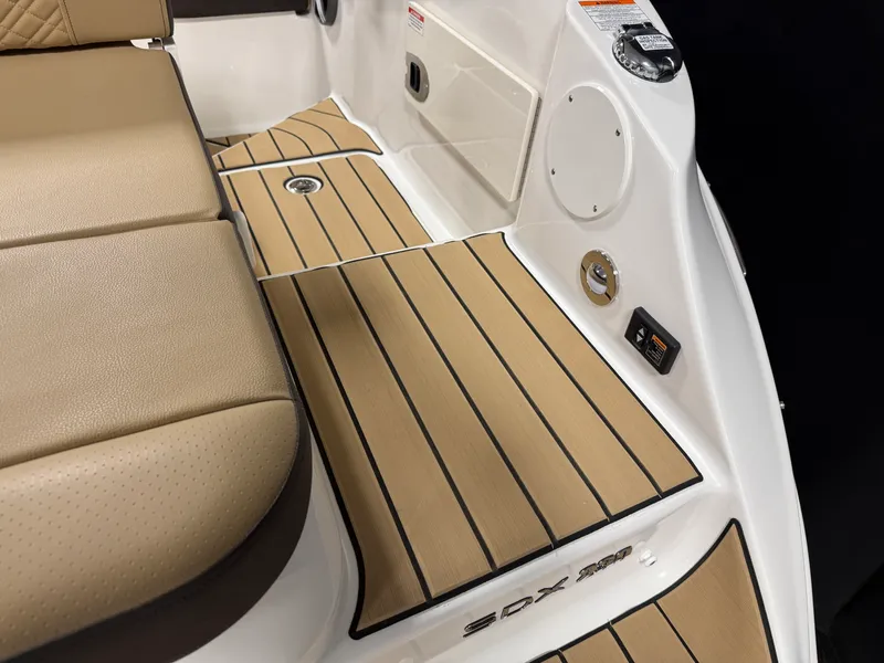 Slide: The Image of Sea Ray SDX 230 2026 - 24