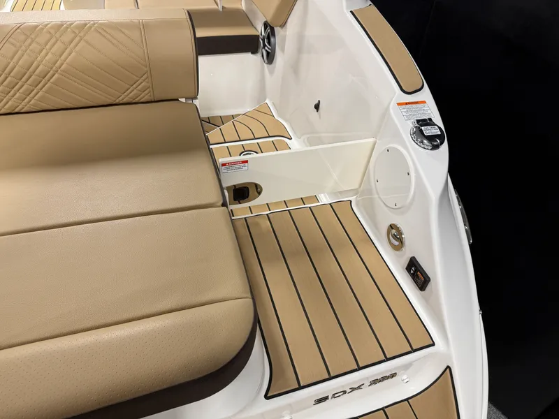 Slide: The Image of Sea Ray SDX 230 2026 - 25